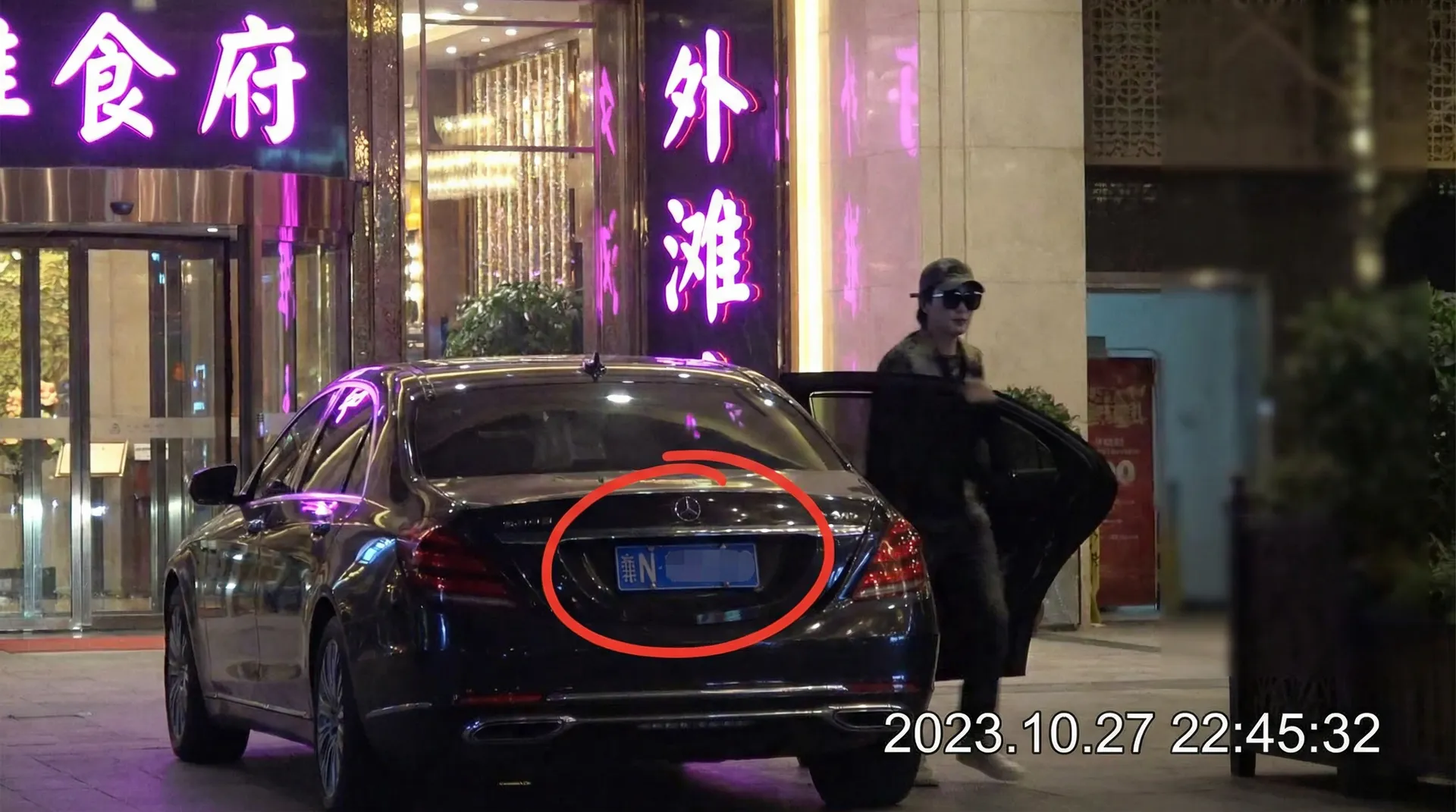 口活 - 豪车餐厅外偷拍